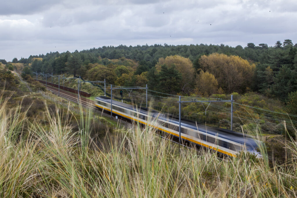 Directe treinverbinding tussen Amsterdam, Haarlem en Zandvoort door de duinen