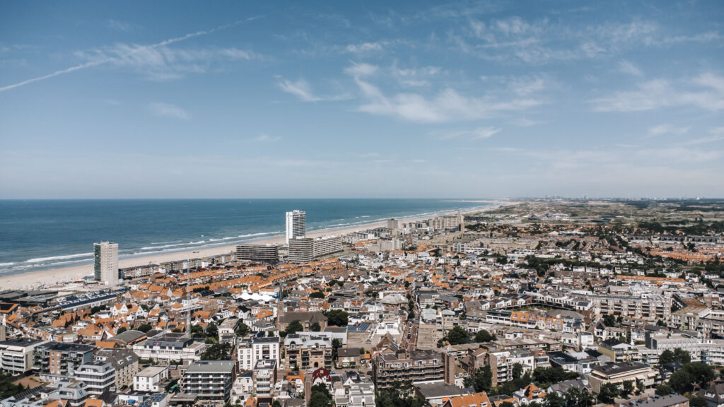 Drone shot van Zandvoortse kustlijn