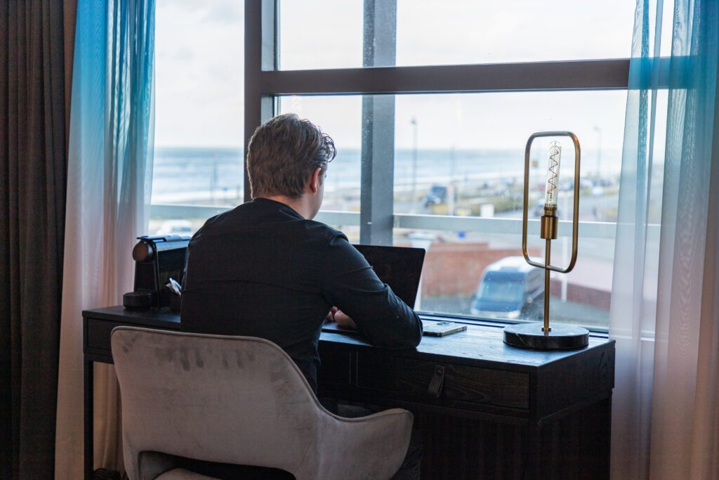 Werkplek in kamer van Palace Hotel Zandvoort