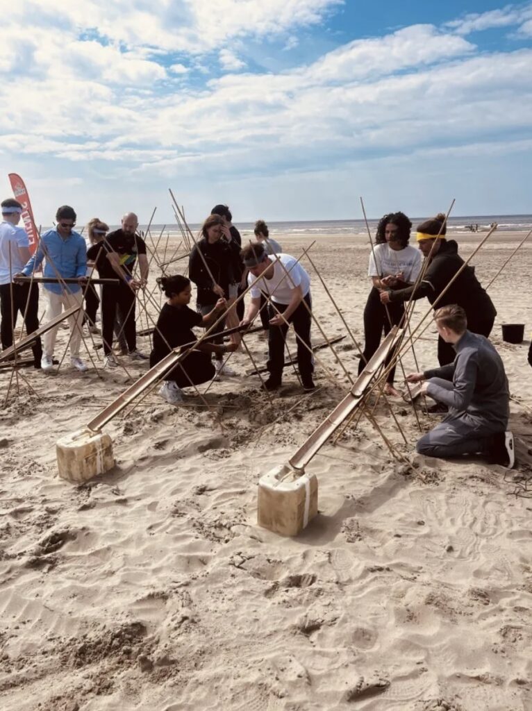 Teambuilding activiteit op het strand van Zandvoort