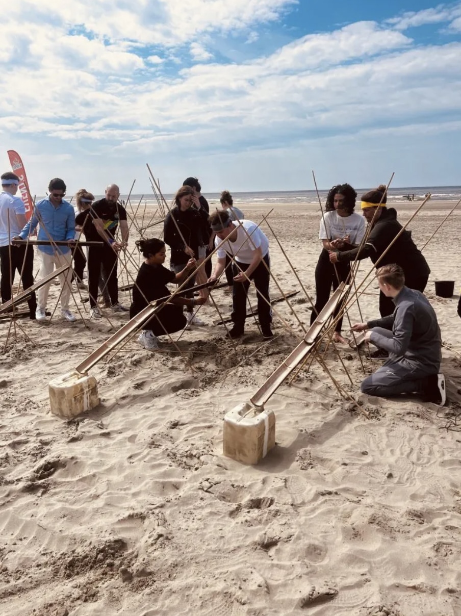 Teambuilding activiteit op het strand van Zandvoort