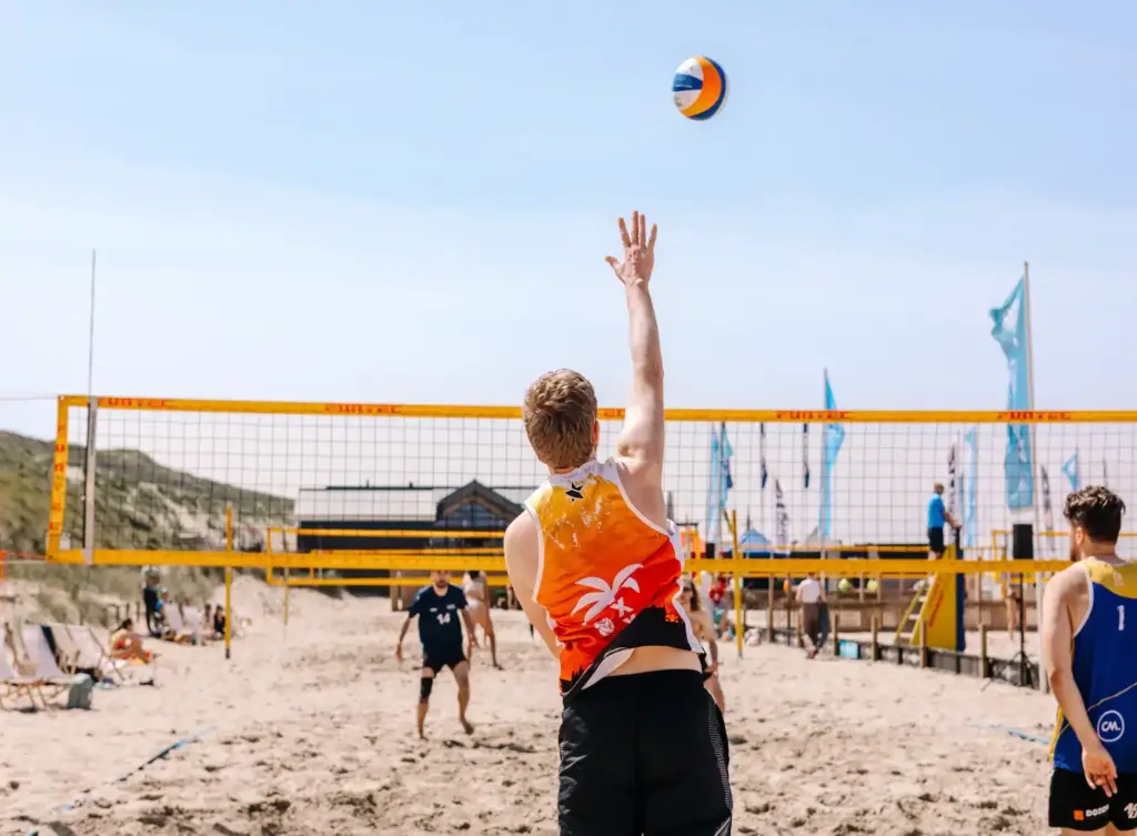 Beachvolleybal als teambuilding op strand van Zandvoort